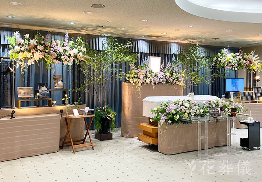 花葬儀の花祭壇　イメージカラーの淡い紫色、淡いピンクのお花を使用した歴代のペット達のお写真と共に飾った世界でたったひとつの花祭壇