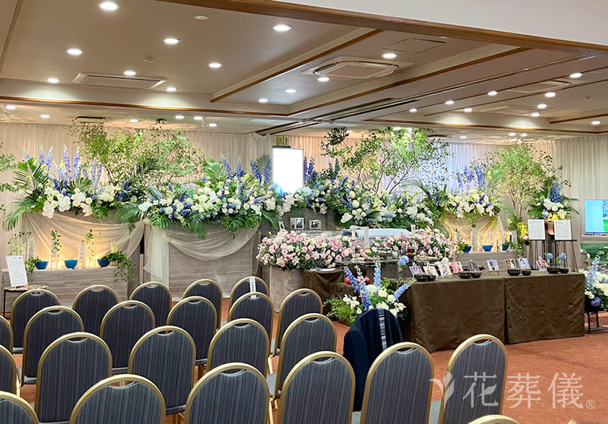 大好きな桜色のピンクのお花と大好きな海をイメージしてチュールで波を表現した世界でたったひとつの花祭壇