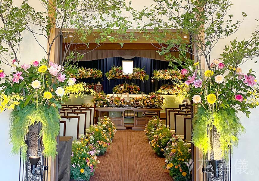 花葬儀の花祭壇　バージンロードようなお母さまの花道をカラフルな花々で彩りした世界でたったひとつの花祭壇