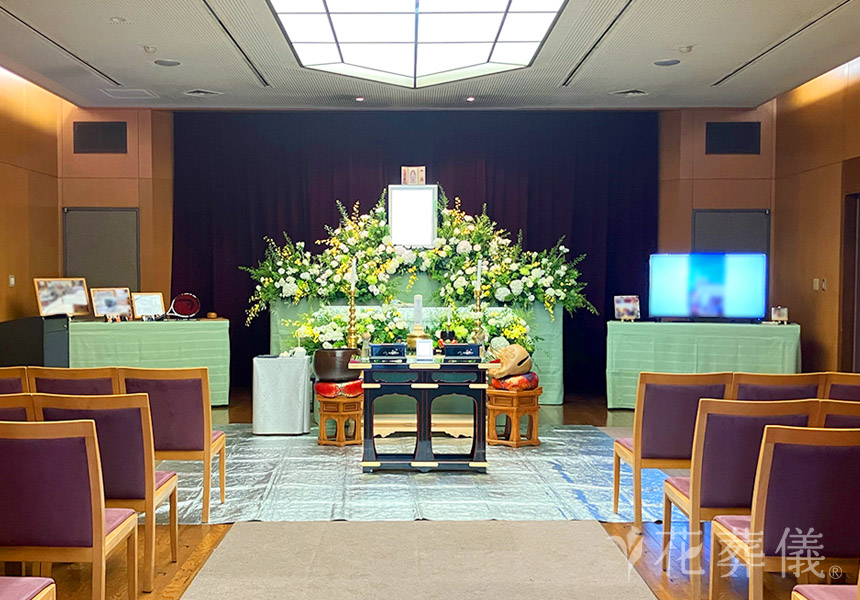 花の祭壇　白を基調に小さめの黄色のお花を入れたシンプルで美しい祭壇