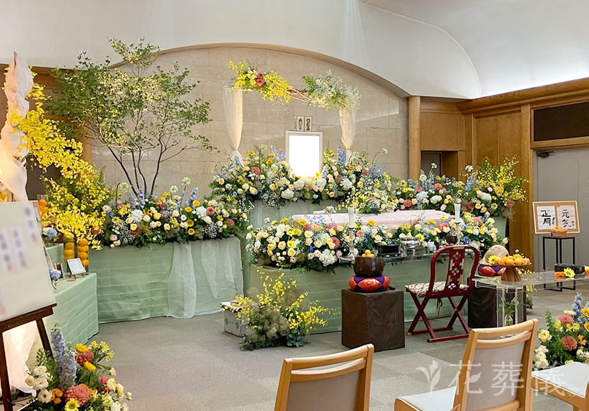 花祭壇の写真　オンシジュームのポールフラワーのように式場の中を皆様で一緒に踊れるような空間をイメージして