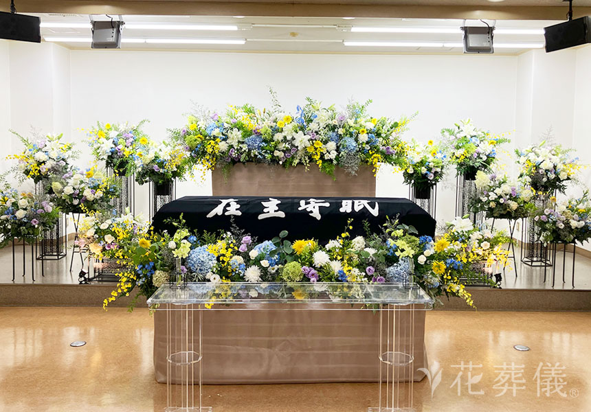 花葬儀の花祭壇　お父様のイメージに合わせたブルーやイエローの色味のお花でお飾りした祭壇