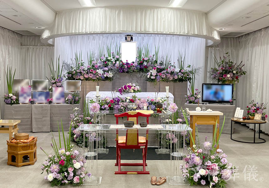 花祭壇の写真　スっと伸びた葉物とイメージカラーの紫、思い出の芝桜のピンクを合わせた凛とした空間をイメージして