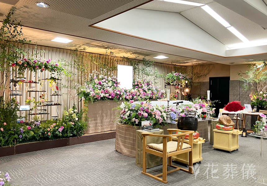 花祭壇の写真　ウェルカムボードととびきり可愛いお花たちでお二人の結婚式の空間をイメージして