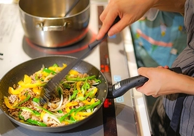 愛情いっぱいの料理をする奥様