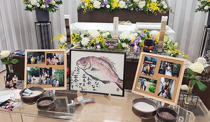 絵手紙を飾り、お母さまからの最後のメッセージとしてお届けしました。