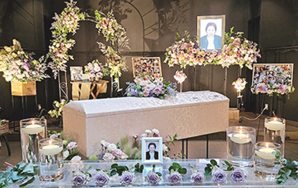 「女子会旅行」をしているような、にぎやかで明るい家族葬