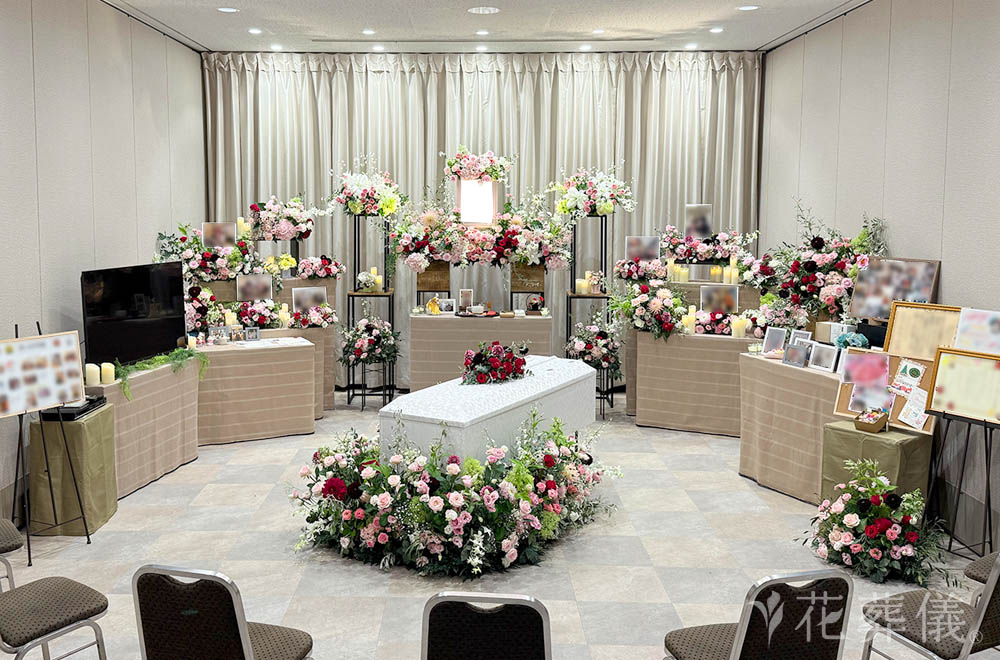 いつまでも華やかに美しくの花祭壇