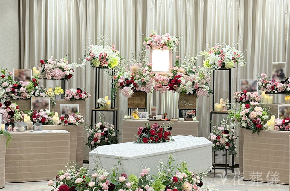 いつまでも華やかに美しくの花祭壇