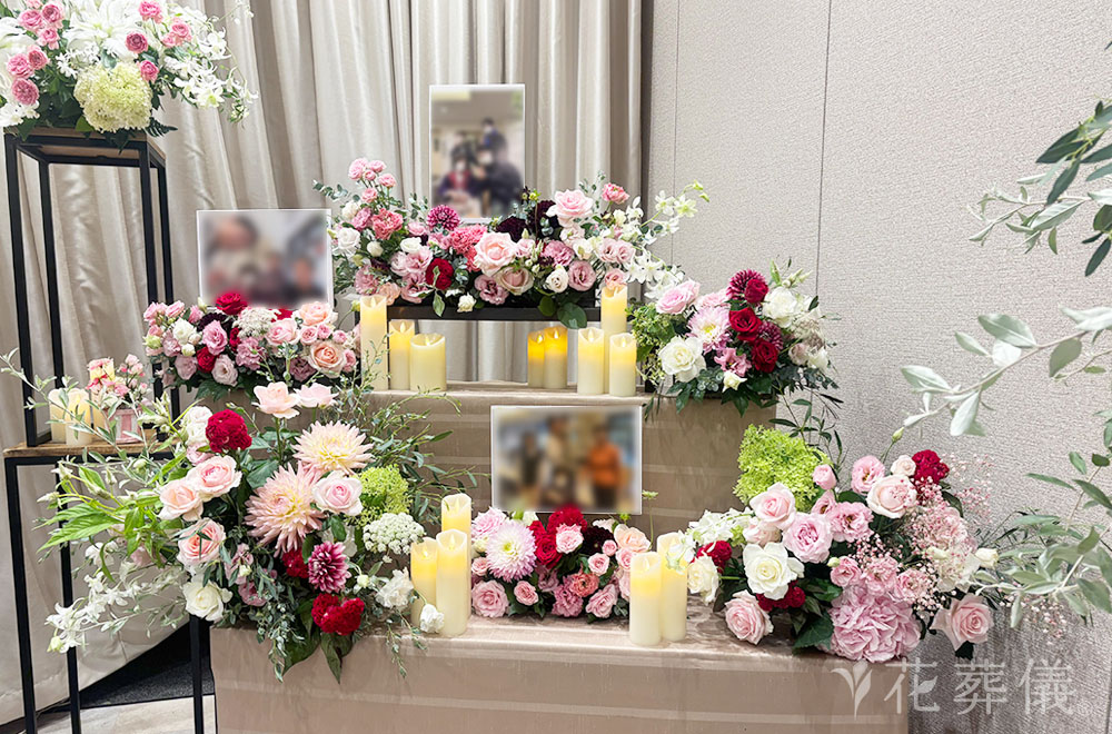 いつまでも華やかに美しくの花祭壇