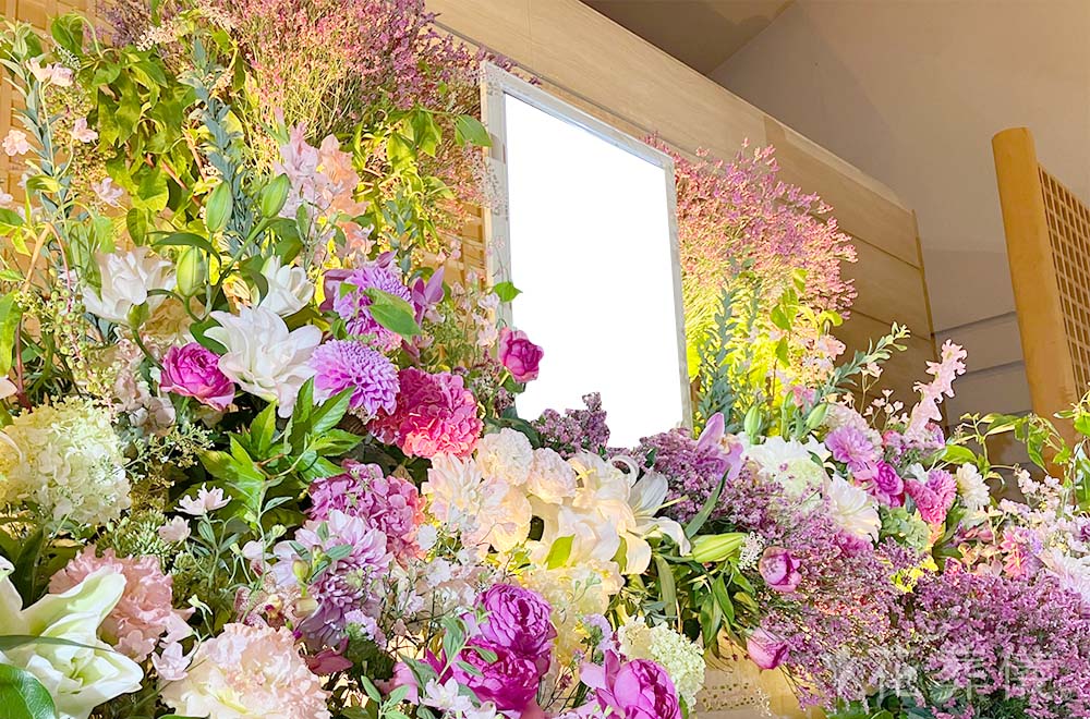 お花に想いをのせての花祭壇