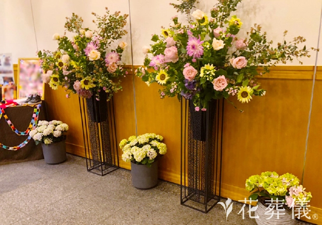 明るい黄色のダリアや向日葵