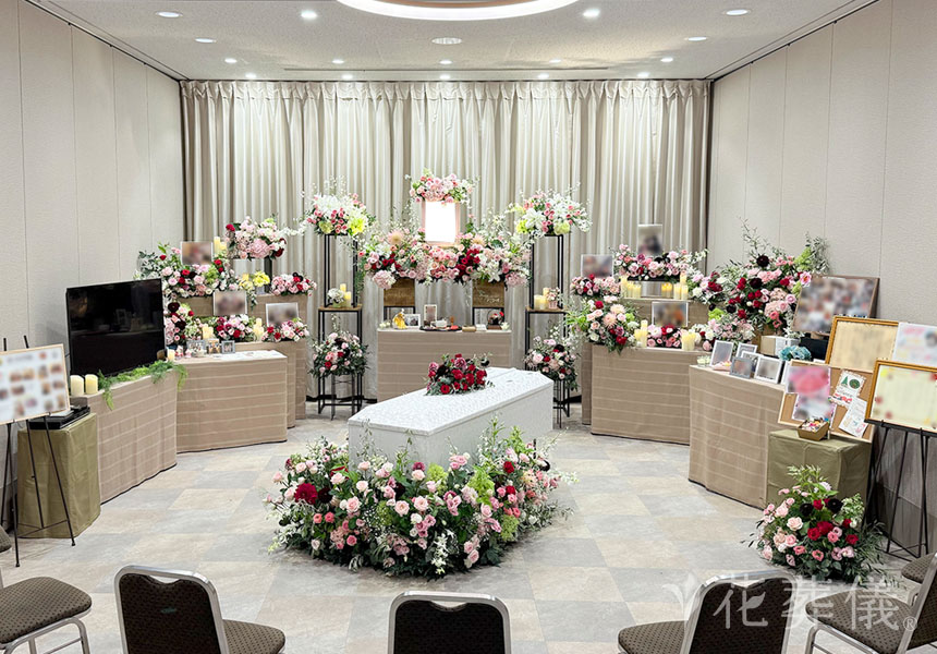 花葬儀の花祭壇　大好きな赤の花々を差し色に､優しいピンク色で彩りしたシックで華やかな花祭壇