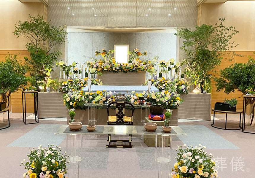 花祭壇の写真　水のきらめきと音を感じながらハイキングしているような空間をイメージして