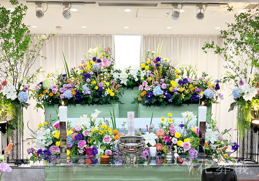 花祭壇の写真　自然豊かな雰囲気に行動力のある生き様を表現した空間をイメージして