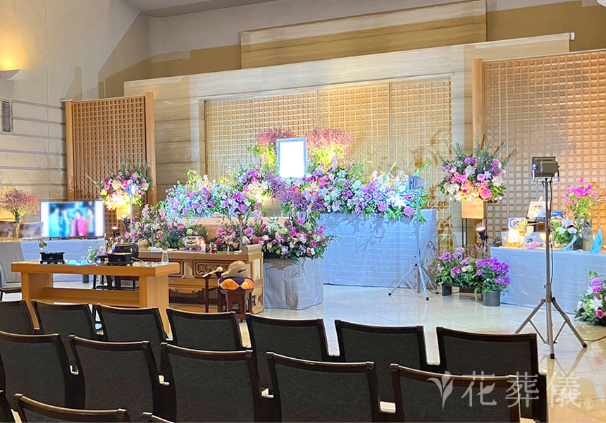 花祭壇の写真　ご趣味であられた生け花のお写真と、お花いっぱいの空間