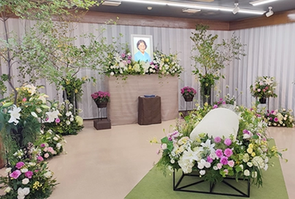 優しい色を加えてあたたかな雰囲気の祭壇