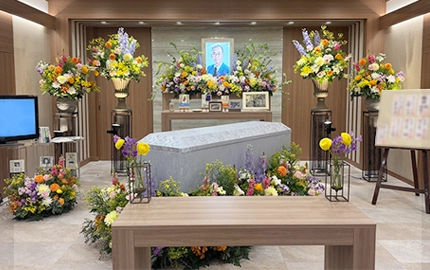 カラフルな花でご家族の感謝と思い出が詰まった祭壇
