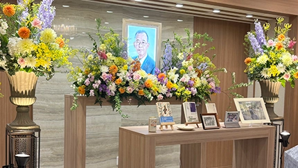 カラフルな花でご家族の感謝と思い出が詰まった祭壇