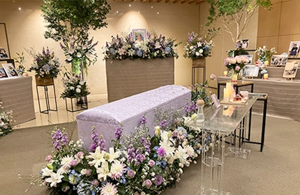 お母さまとの思い出をたどる散歩道をイメージした花祭壇