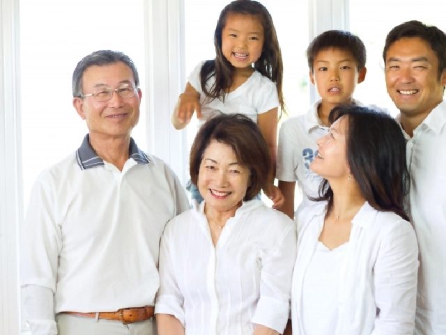 家族葬で親族や友人を参列者として招く判断基準