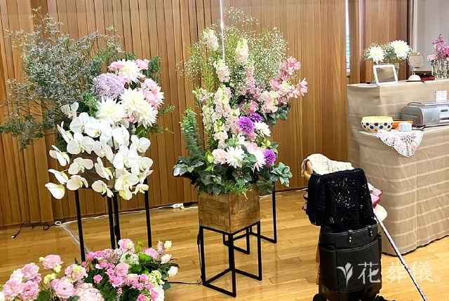上品でやさしい印象の花祭壇