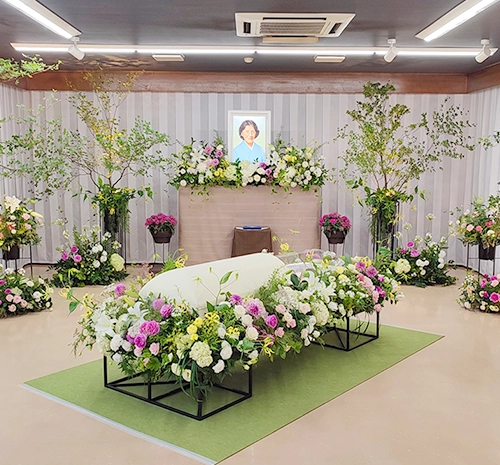 事故で急逝した母へ、感謝を伝える花祭壇