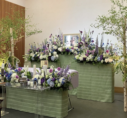 歌舞伎と自然を愛したお母様らしさ溢れる花祭壇