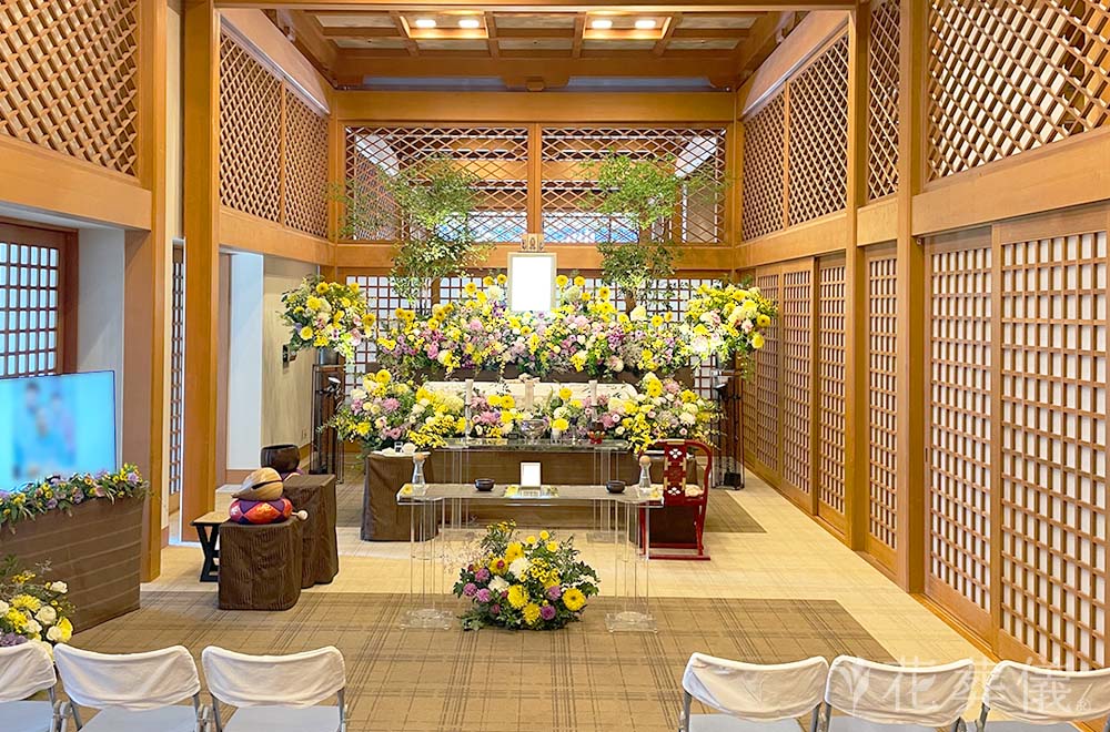 パンジ―の咲く庭での花祭壇