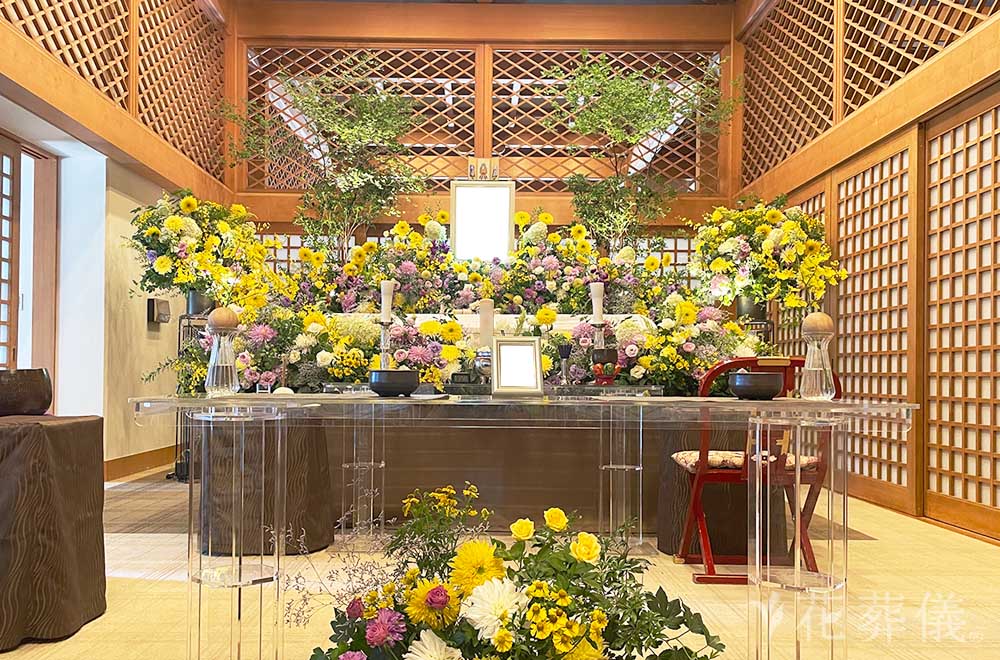 パンジ―の咲く庭での花祭壇