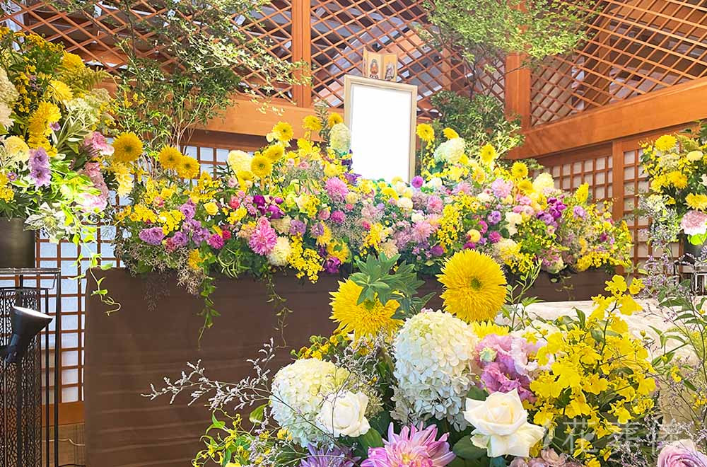 パンジ―の咲く庭での花祭壇