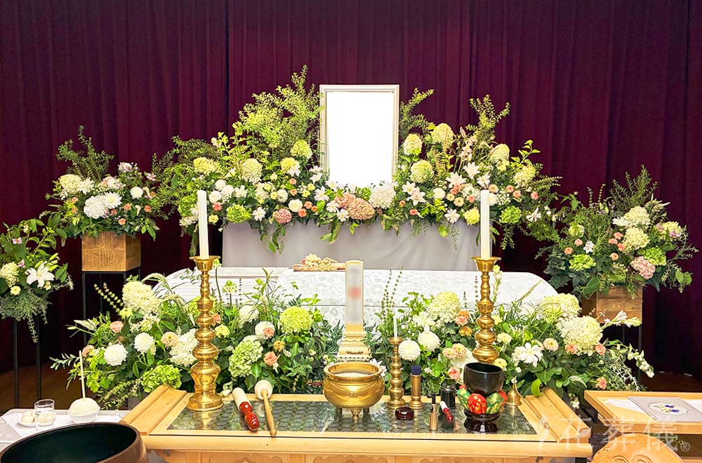 清く朗らかにの花祭壇