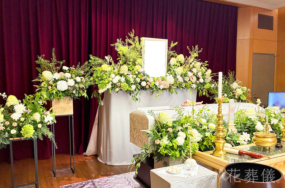 清く朗らかにの花祭壇