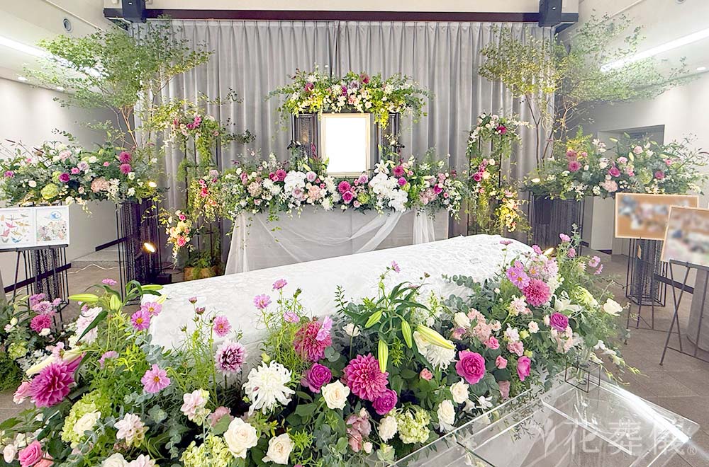 パステルボーダーの花祭壇