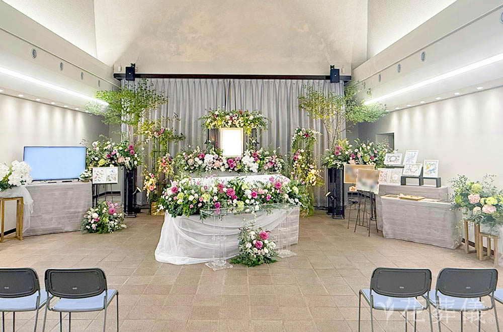 パステルボーダーの花祭壇