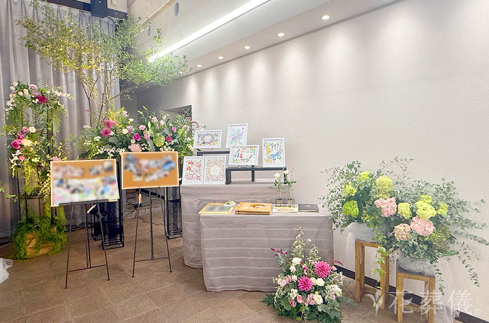 パステルボーダーの花祭壇