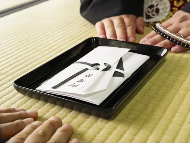 僧侶へのお布施の渡し方