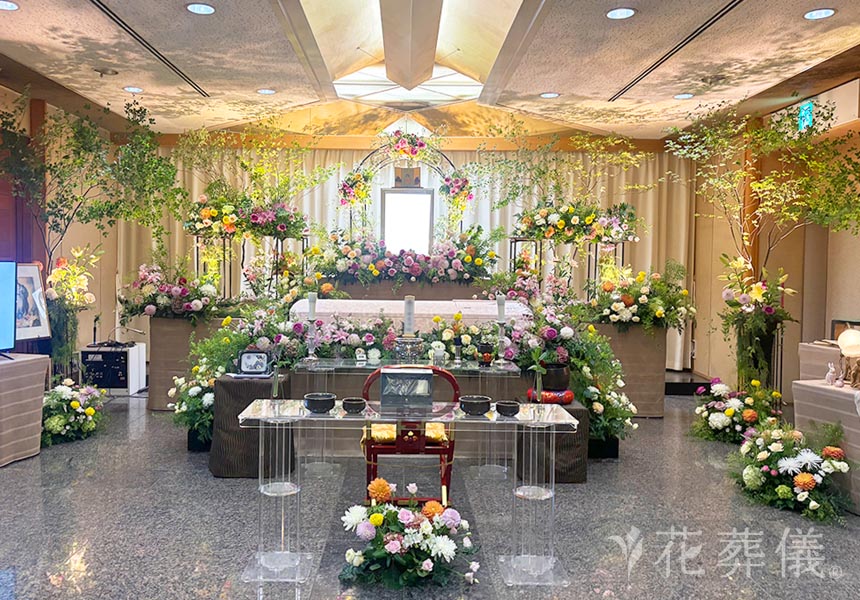 花祭壇の写真　可愛らしいものが大好きだった雰囲気に似合うお花に囲まれた空間をイメージして