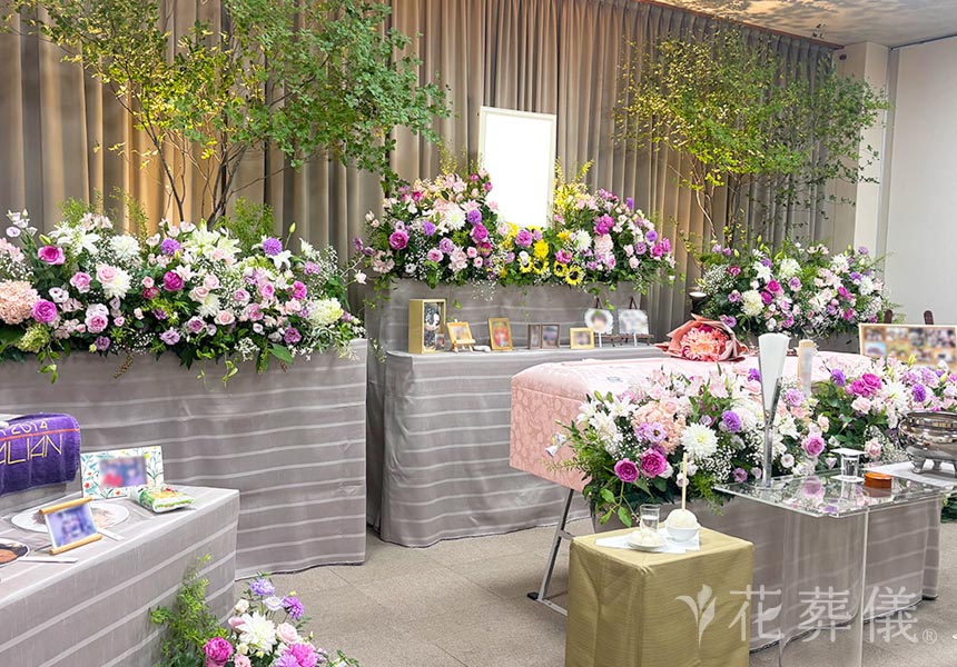 花葬儀の花祭壇　アジサイ・バラ・ダリア・カスミソウの花を入れたお母様のためにつくった世界でたったひとつの花祭壇