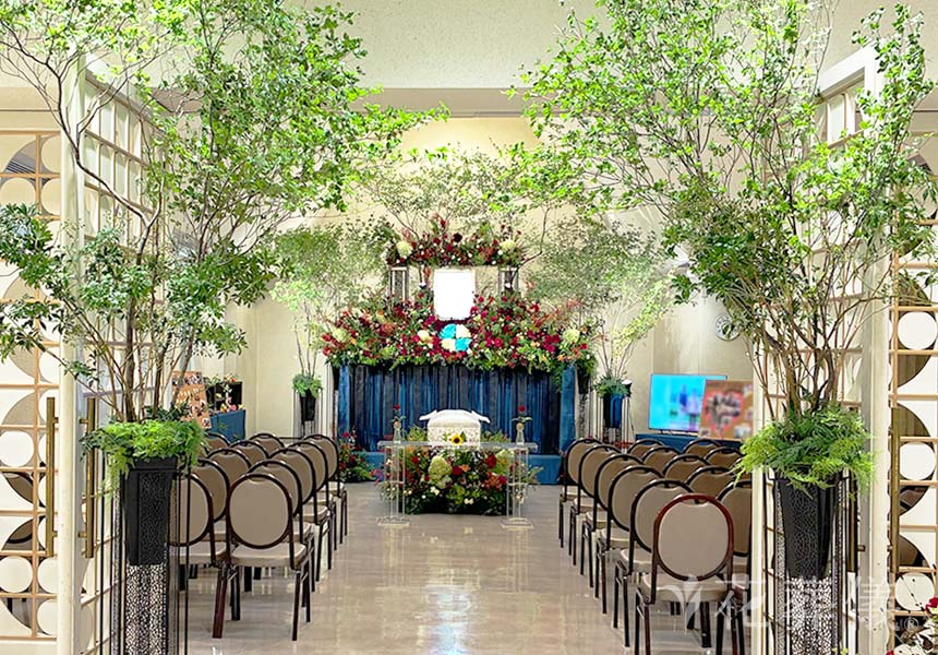 花葬儀の花祭壇　ＢＭＷのエンブレムとＢＭＷのシンボルでもあるキドニーグリルを表現した花祭壇