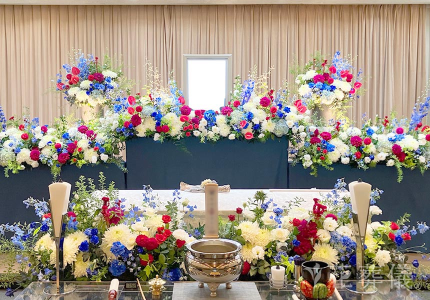 花祭壇の写真　『シャア専用ザク』をイメージしたガンダムカラーの祭壇