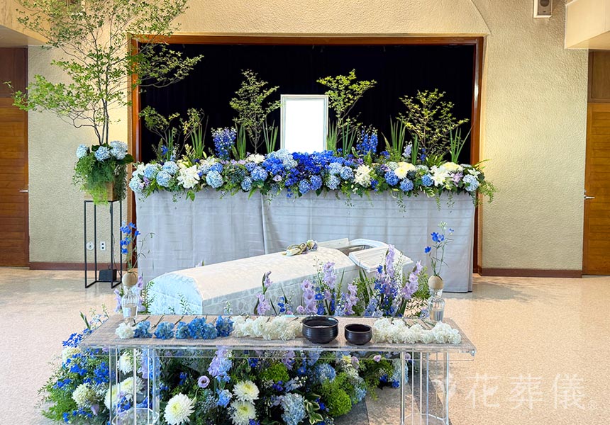 花祭壇ギャラリー　ママム，デルフィニウム，クレマチスなどのお花を使った祭壇