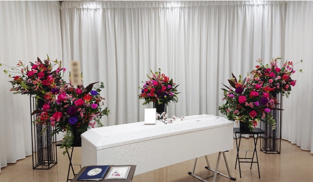 供花を配した彩り豊かな花祭壇