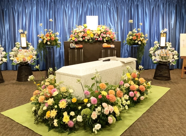 人生を楽しんだ故人様のための色鮮やかな花祭壇