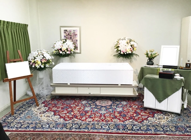 団欒(だんらん)をテーマにした温かい花祭壇