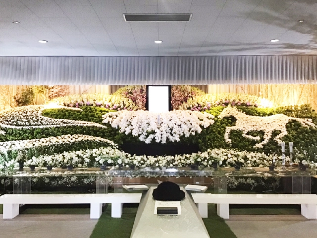 「故人様らしさ」をかたちにする祭壇づくり｜花葬儀のオリジナル花祭壇実例