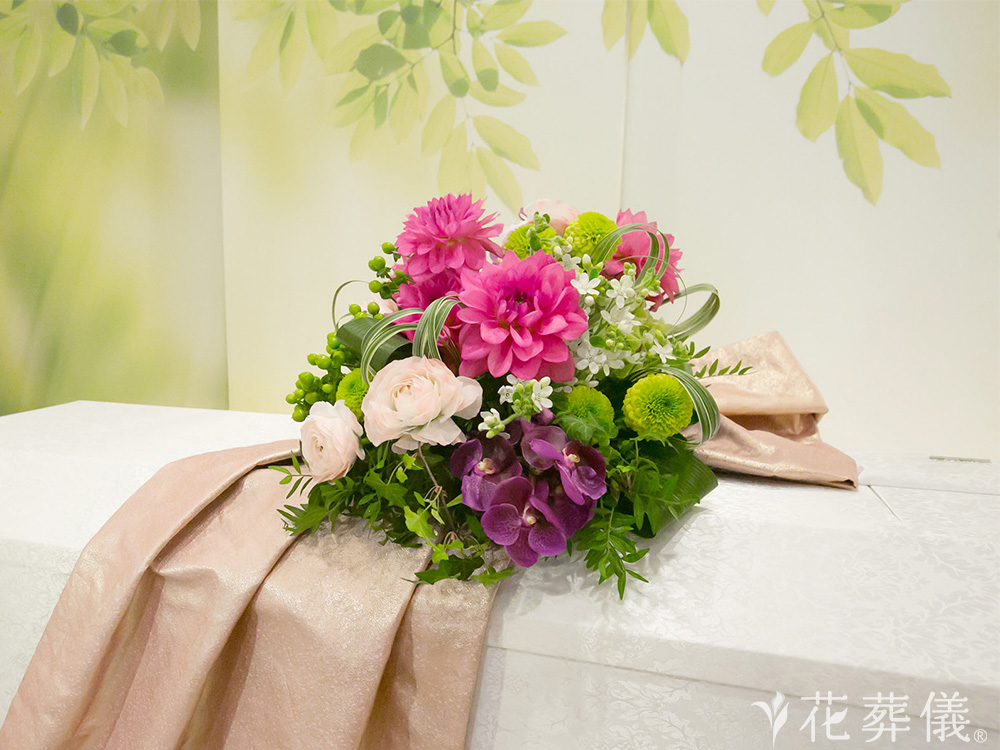 かわさき南部斎苑で葬儀を行ったお客様の祭壇写真01