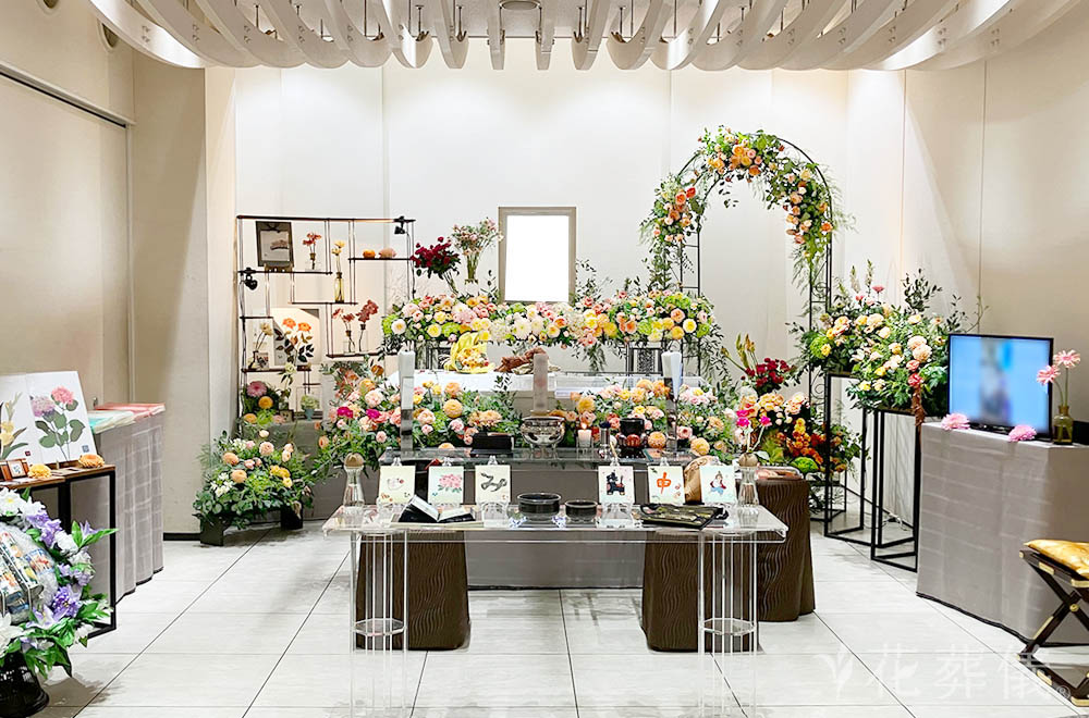 思い出のバラ園で作品展をの花祭壇