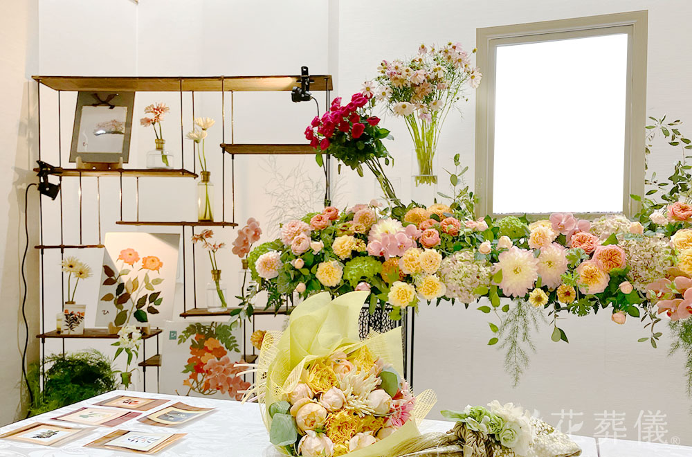 思い出のバラ園で作品展をの花祭壇