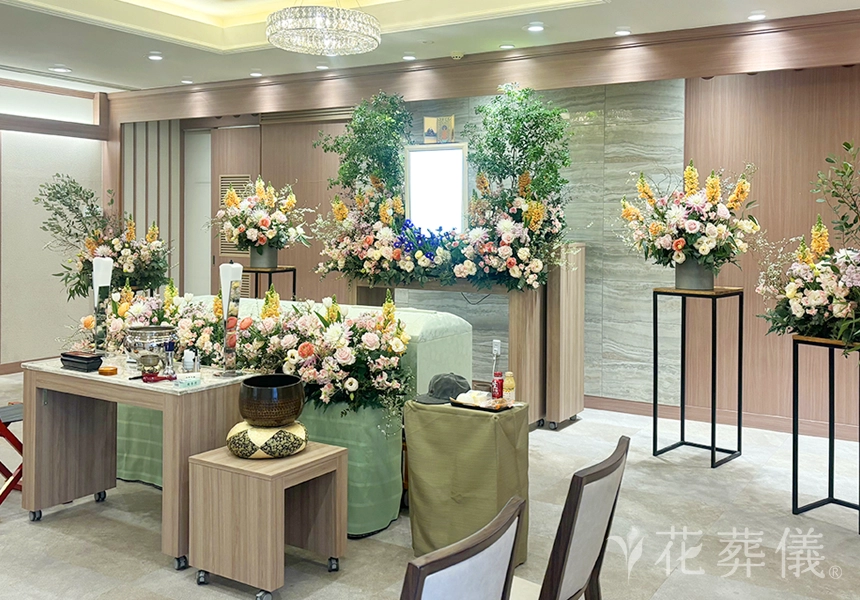 花葬儀の花祭壇　各国の自然を木々とカラフルなお花で再現した世界でたったひとつの花祭壇